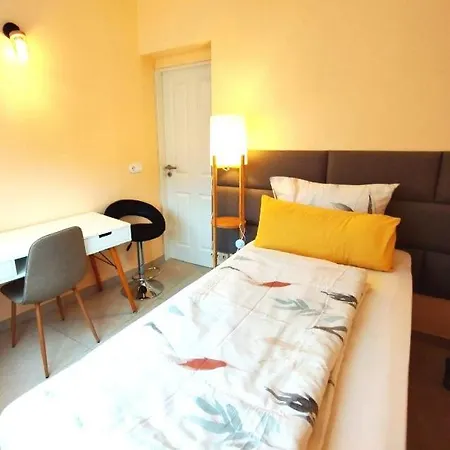 Apartment River View Near Frankfurt - 3 Rooms-4 Beds & 1 Sofa Bed -air Condition- Private Parking