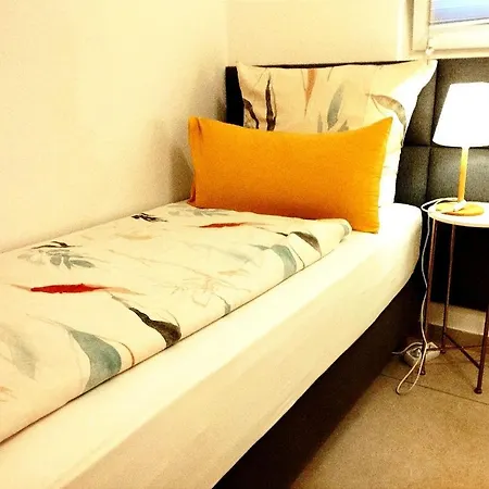 Lägenhet River View Near Frankfurt - 3 Rooms-4 Beds & 1 Sofa Bed -air Condition- Private Parking *