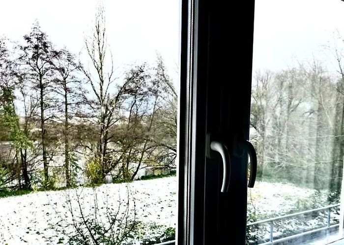 Apartmán River View Near Frankfurt - 3 Rooms-4 Beds & 1 Sofa Bed -air Condition- Private Parking